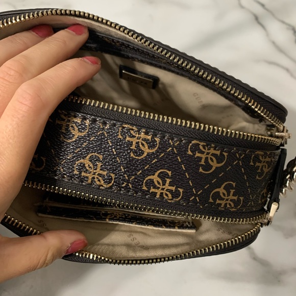 Guess Crossbody WITH matching Wallet - Picture 2 of 3